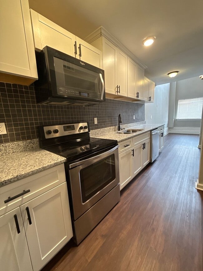 Building Photo - 4 bed 2 bath in Decatur!