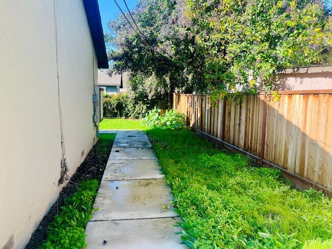 Building Photo - 108 Gladys Ave