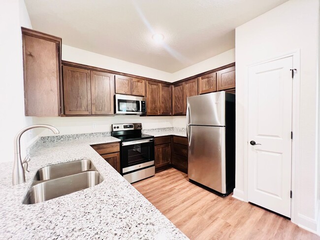 Building Photo - 10218 Lynwood Vlg