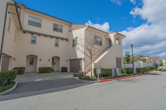 Building Photo - Unique 4-Bedroom, 3-story Live/Work Townhouse in the lushly landscaped Villa Metro Community!