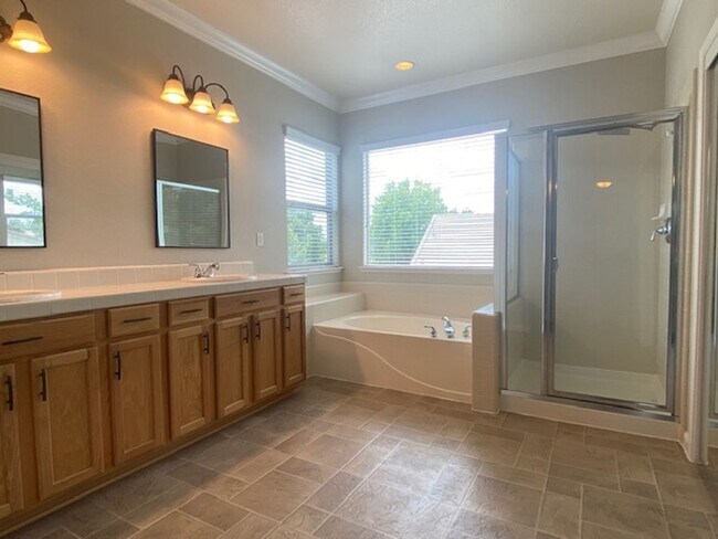 Building Photo - Immaculate home in W. Roseville!