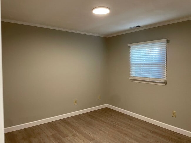 Building Photo - 752