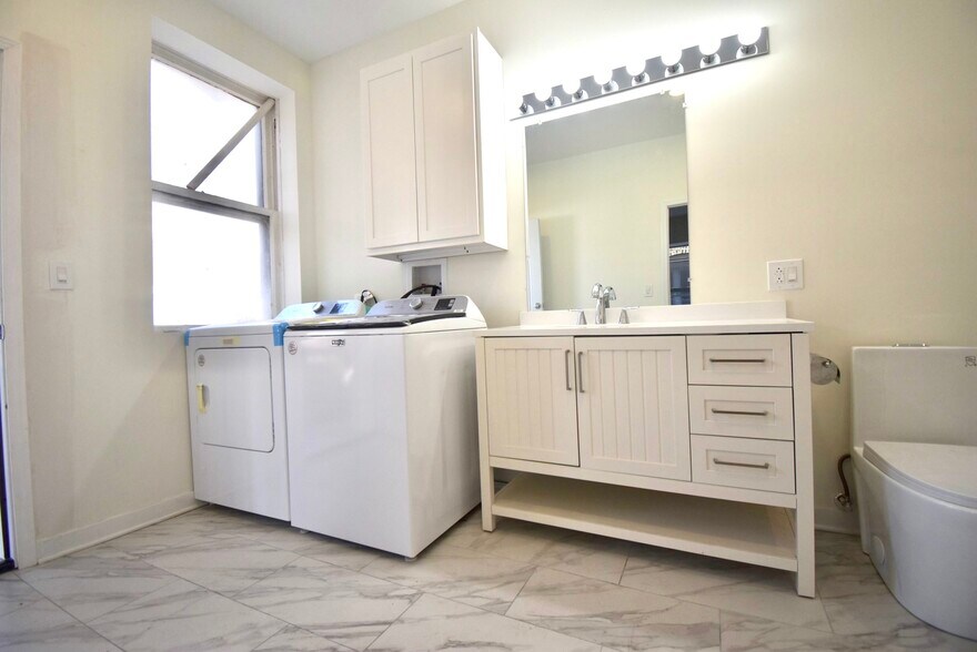 In-unit washer/dryer - 5638 N Winthrop Ave