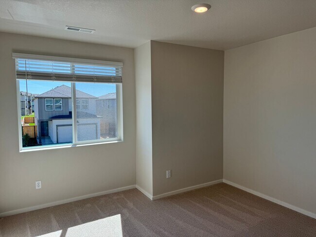 Building Photo - 4 bedroom 2.5 bathroom in Marcola Meadows!