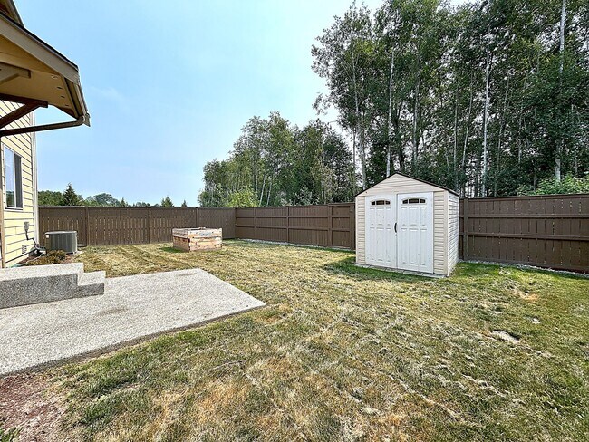 Building Photo - Beautifully appointed 4-Bedroom 2-bathroom...