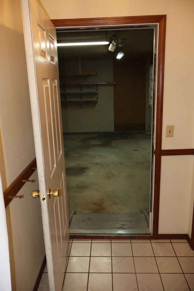 Building Photo - Quiet neighbor Home