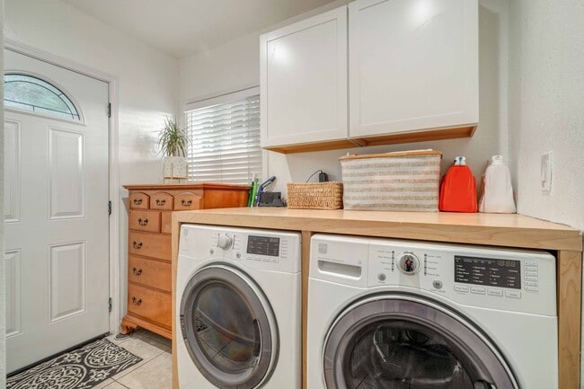 Laundry room - 2320 S Genesee Ave