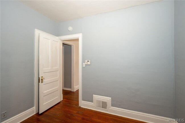 Building Photo - 11 Hoyt St