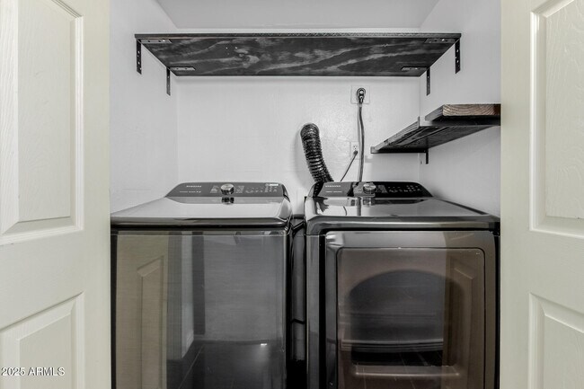 Building Photo - 2625 E Indian School Rd