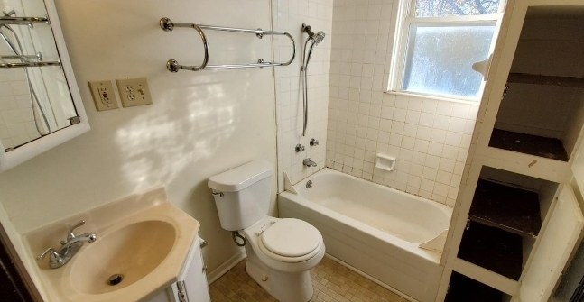 Bathroom - 1031 Lockman Ave