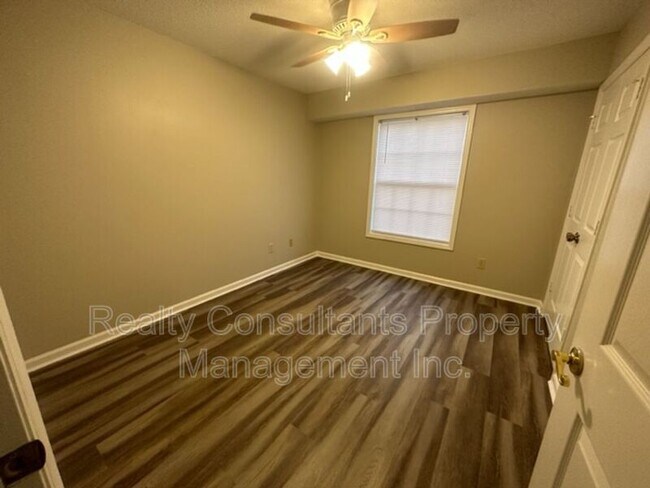 Building Photo - 800 Folly Ct