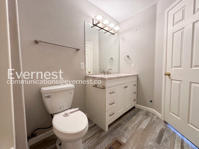 Building Photo - 2040 Oakcrest Cir