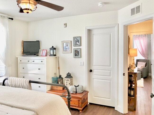 Building Photo - Beautifully Upgraded & Appointed End Condo...
