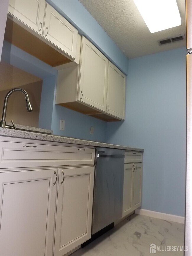 Building Photo - 5023 Ravens Crest Dr