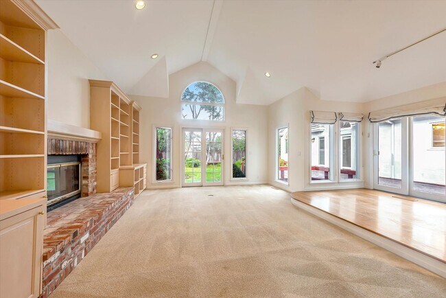 Building Photo - 954 Russell Ave