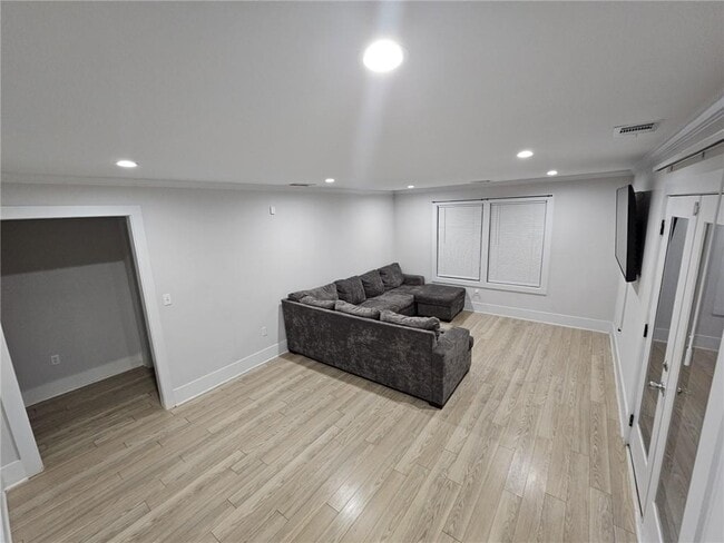 Building Photo - 1129 Graymont Dr SW