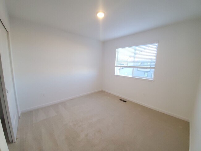 Building Photo - Newer Townhouse in Ideal North Gate Location!