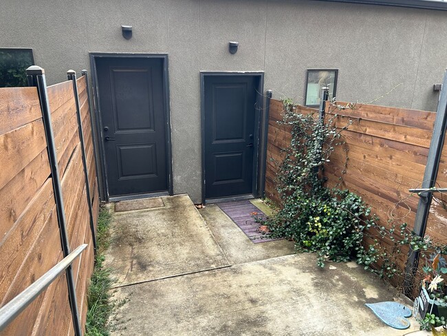 Building Photo - Town Creek CONDO! Large Balcony / Fridge, Washer, Dryer Included / Garage / NBISD