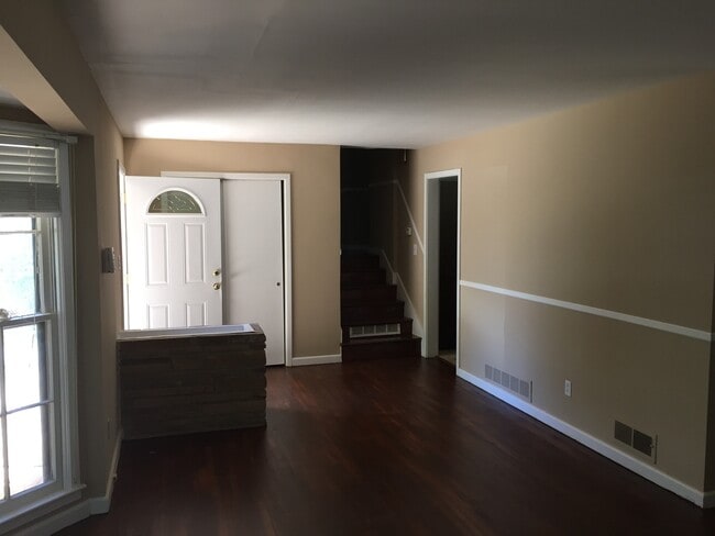 Building Photo - **AVAILABLE NOW**Near Ft. Benning. Columbus, GA  Bedroom 4 / 1 Full Bathroom & 2 Half Bathroom Ho...