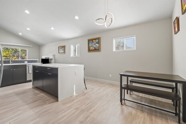 Building Photo - 1001 N Shamrock St