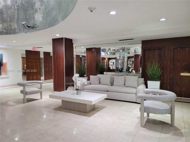 Building Photo - 2655 Collins Ave