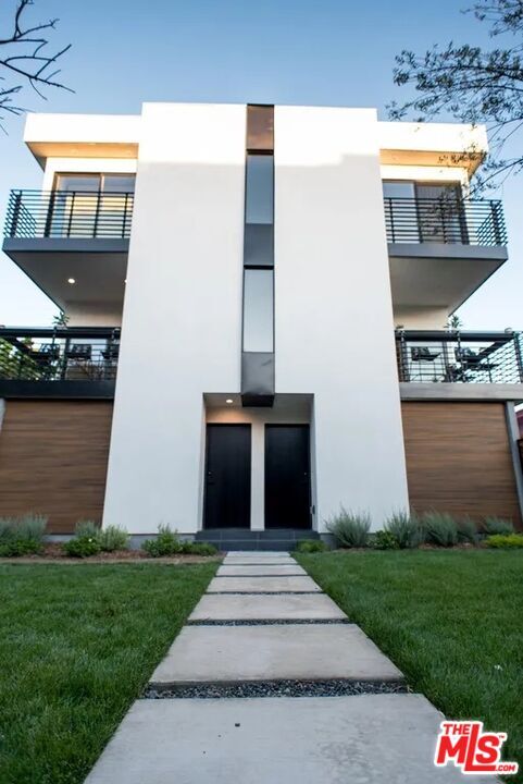 Building Photo - 838 N Harvard Blvd