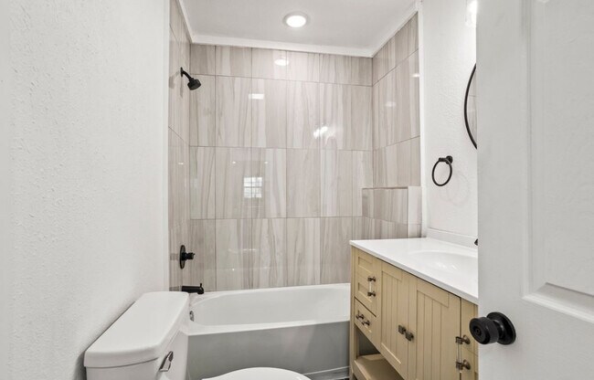 Building Photo - 117 S Vann St