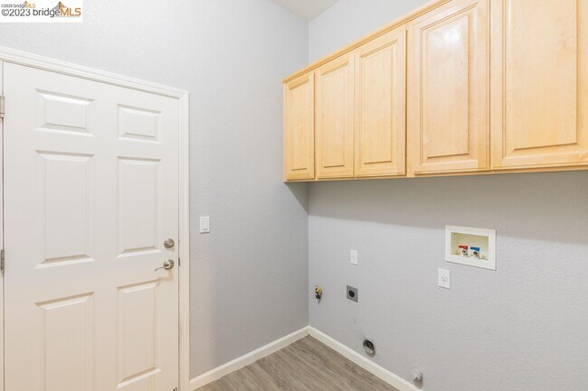 Building Photo - 1055 Meadow Brook Dr