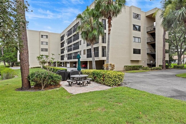 Building Photo - 1942 Golf View Dr