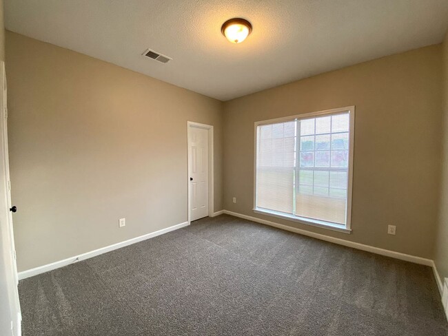 Building Photo - 5 Bedrooms with Bonus, 4 Bath Near Riverda...