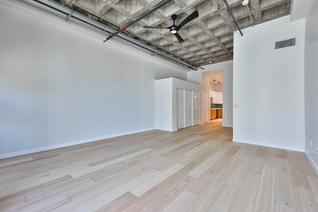 Building Photo - 3211 Fifth Ave