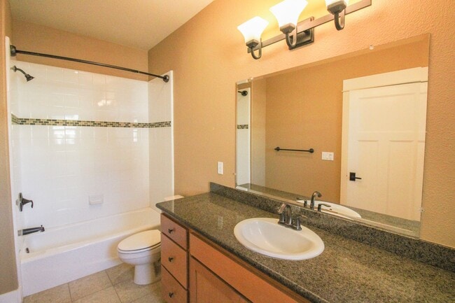 Building Photo - Walnut Grove 3 Bedroom Townhouse