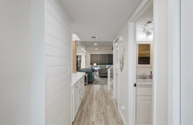 Building Photo - 735 Sandpiper Pl