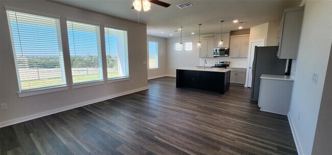 Building Photo - 2200 Delano Dr