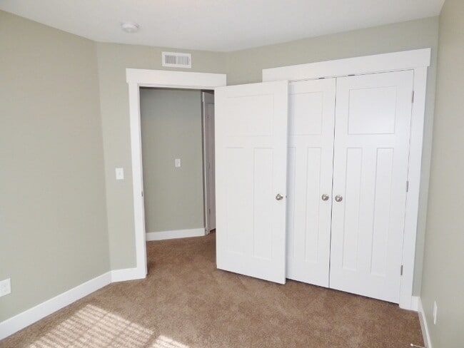 Building Photo - 3 Bed 2.5 Bath Condo