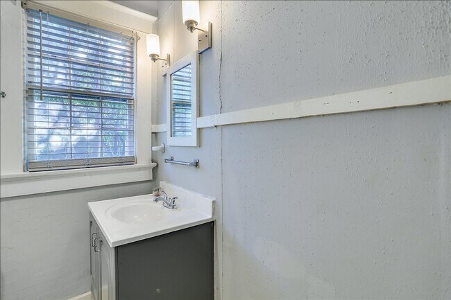 Building Photo - 904/906 Poplar Street