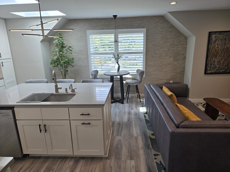 Living/Dining - 904 Station St