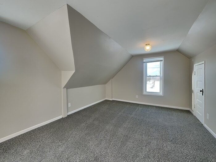 Building Photo - 1115 19th Ave NE