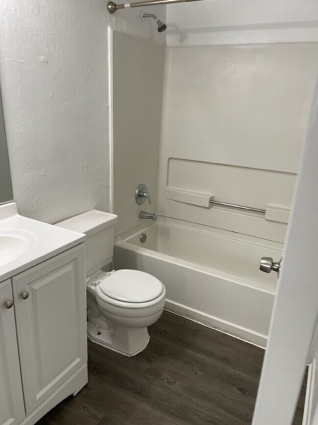 Building Photo - Renovated Two bedroom Two bath condo