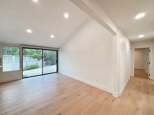 Building Photo - Beautifully Renovated 3BD/2.5BA House in L...