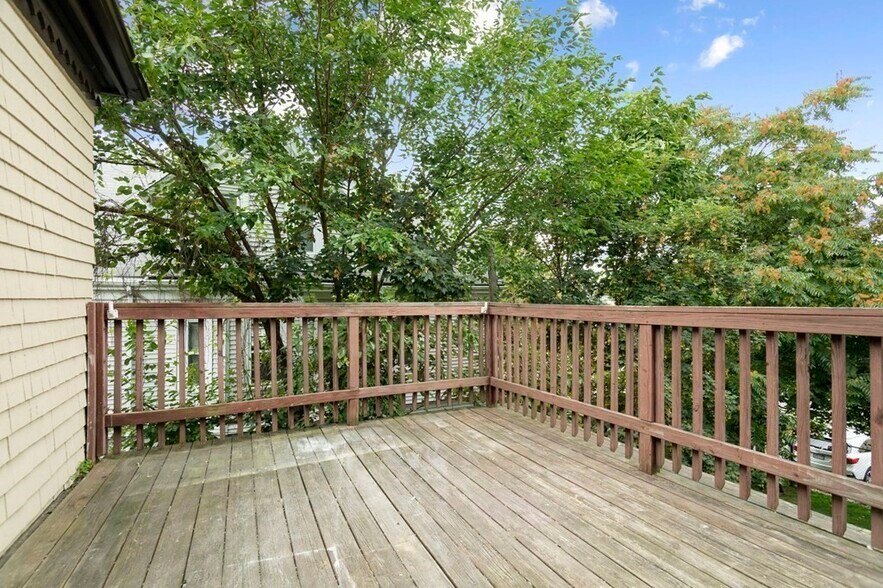 Building Photo - 86 Elm St