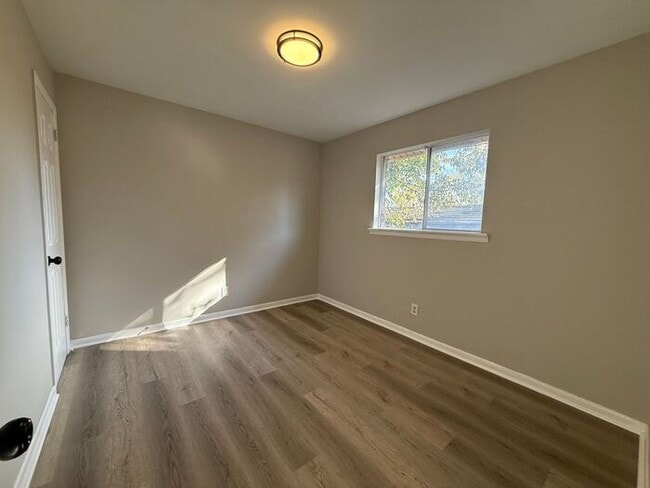 Building Photo - Renovated Duplex in Woodbine - Washer and Dryer Included