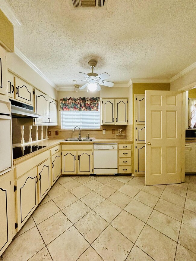 Kitchen - 2118 Barton Dr