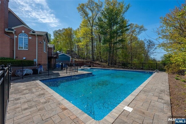 Building Photo - 223 Cambridge Dr