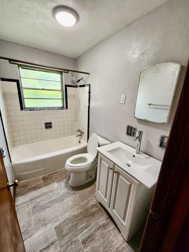 Building Photo - Beautiful brick 2 bedroom