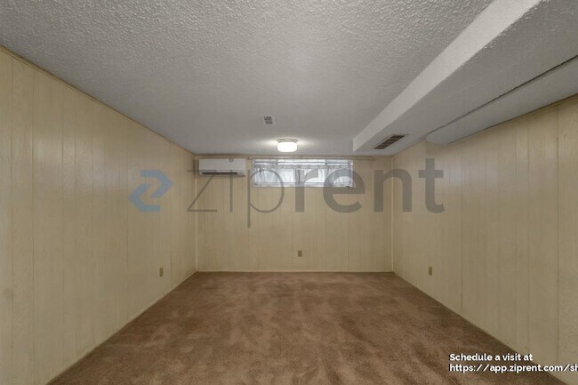 Building Photo - 902 N 77th St