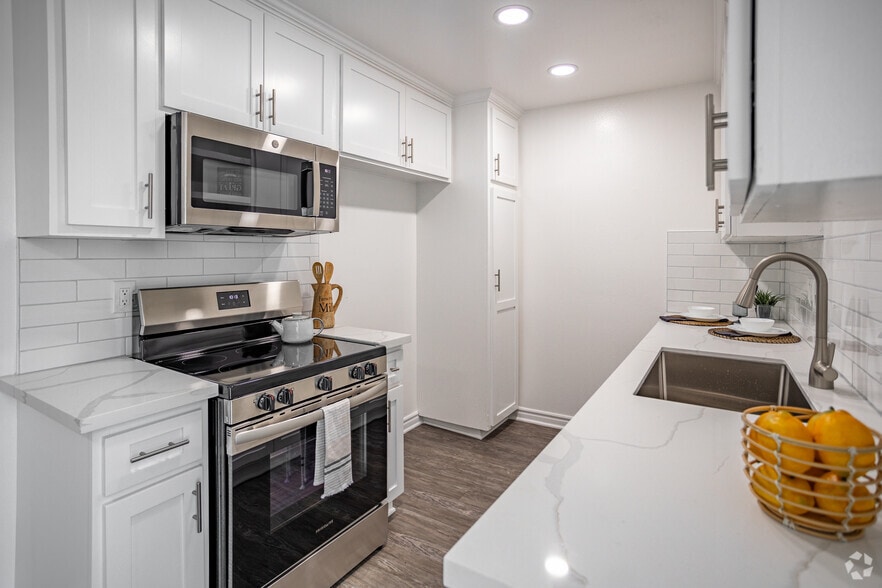 1BR, 1BA - 650SF - Kitchen - Tuscan Villas