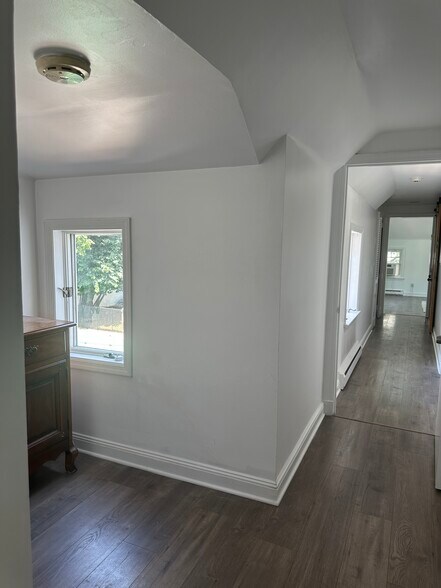 Hallway Nook - 1607 Bedford St