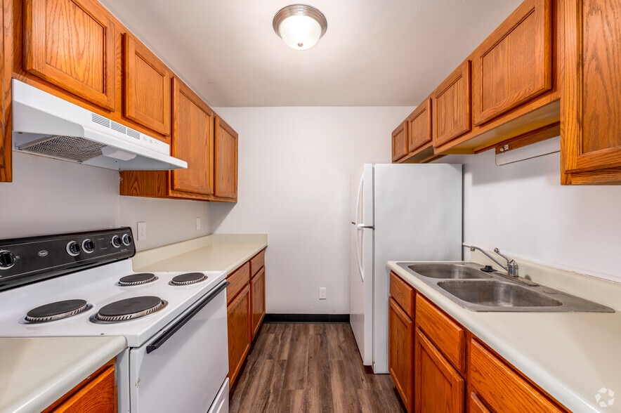 2BR, 1BA - 828SF - Kitchen - Kokomo Manor Apartments