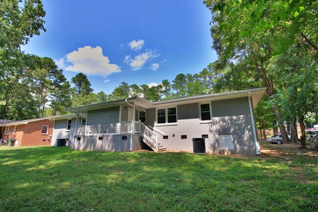 Building Photo - Beautiful 3 bed, 1/5 bath duplex in East R...